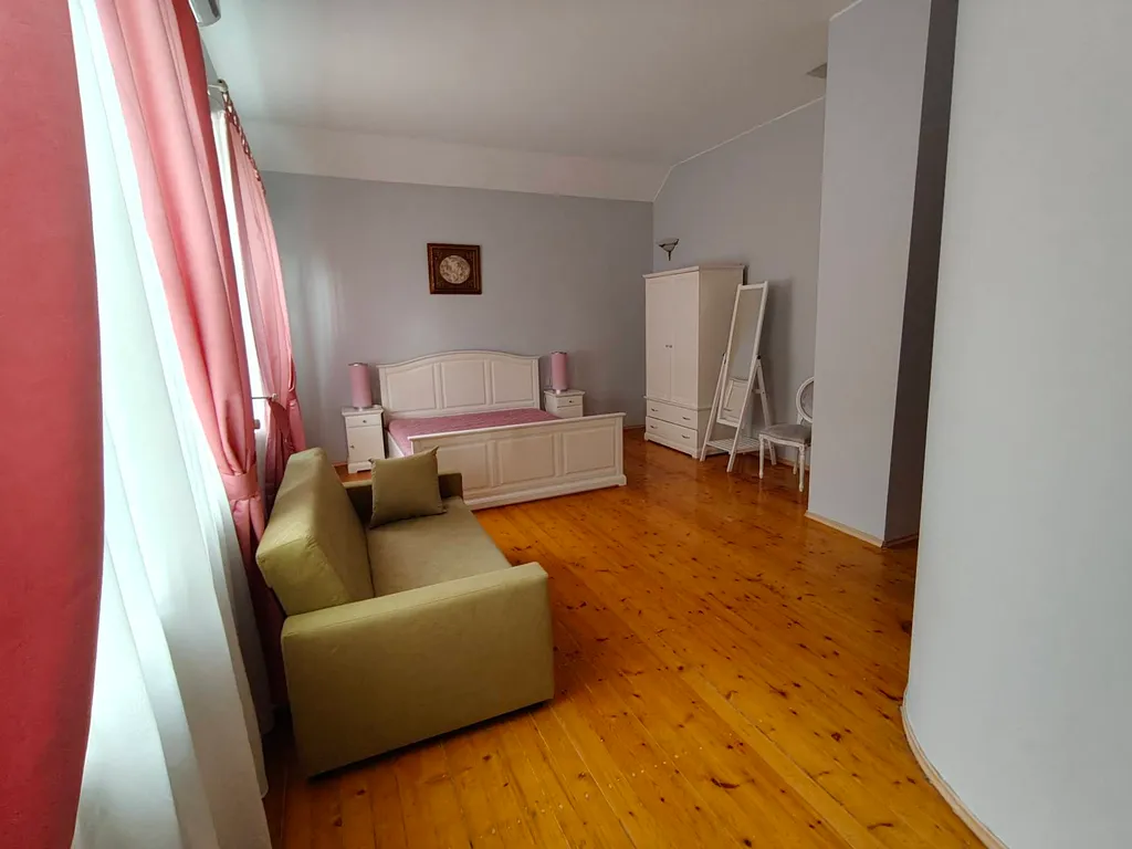 Частный дом с беседкой