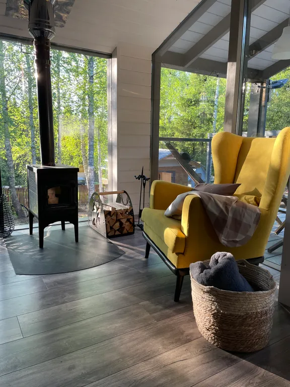 Уютный домик в ёлках