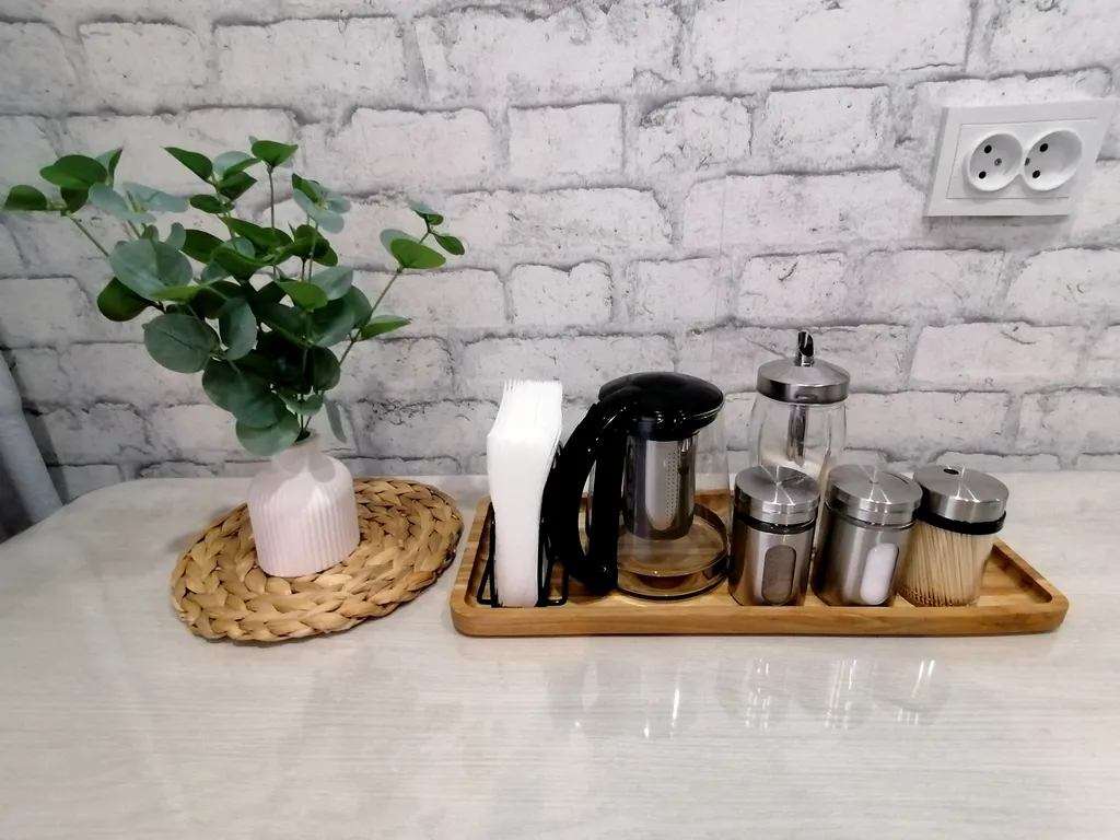 Уютная и тёплая квартира в центре города. Столовая расположена  в доме