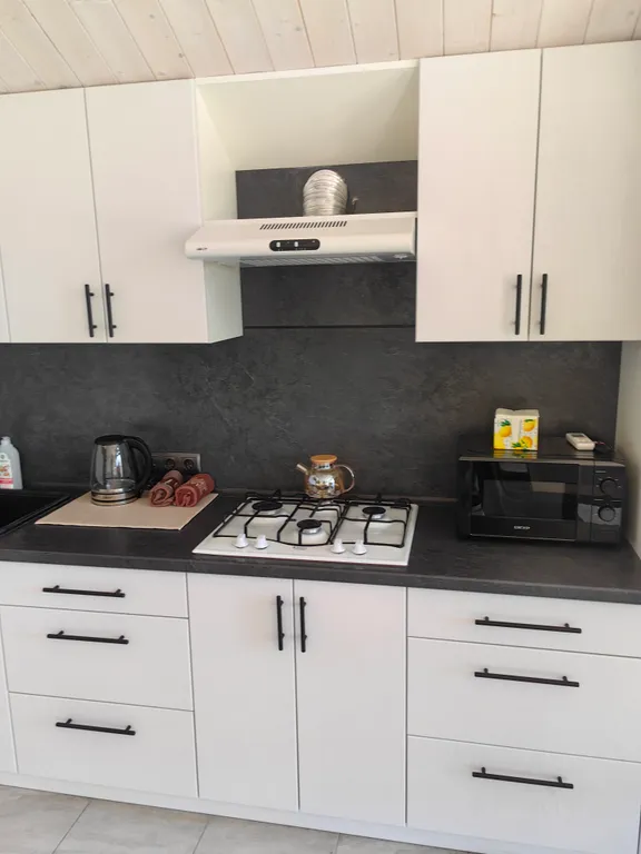 Уютный дом на берегу реки