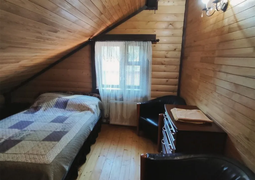 Бревенчатый коттедж на озере Селигер