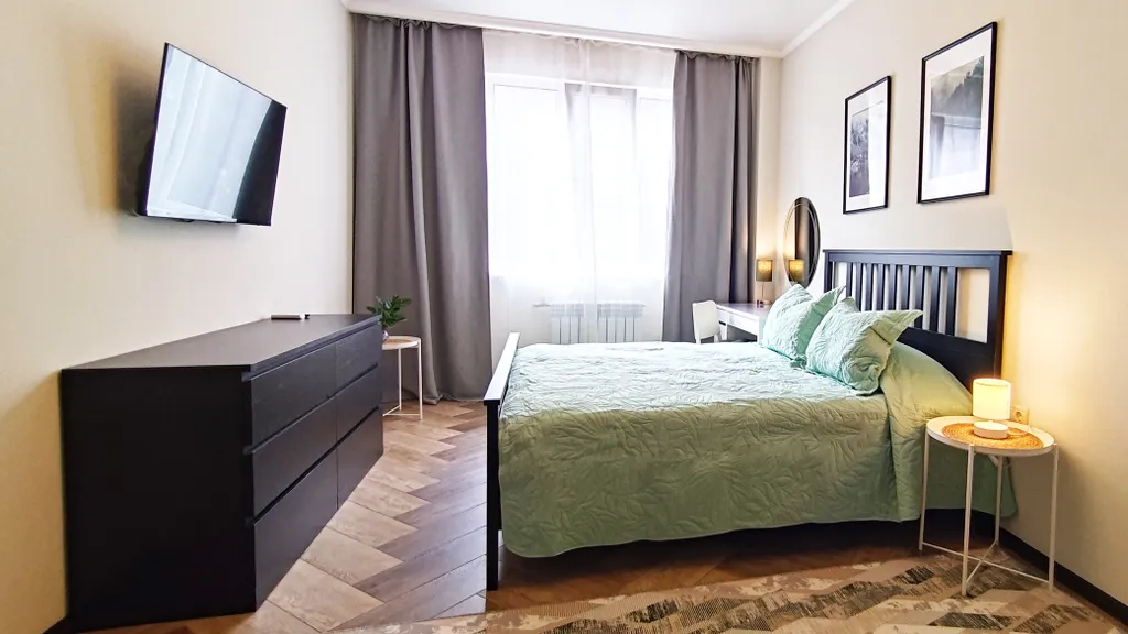 Просторный апартамент с панорамным видом на горы в центре. Спальня