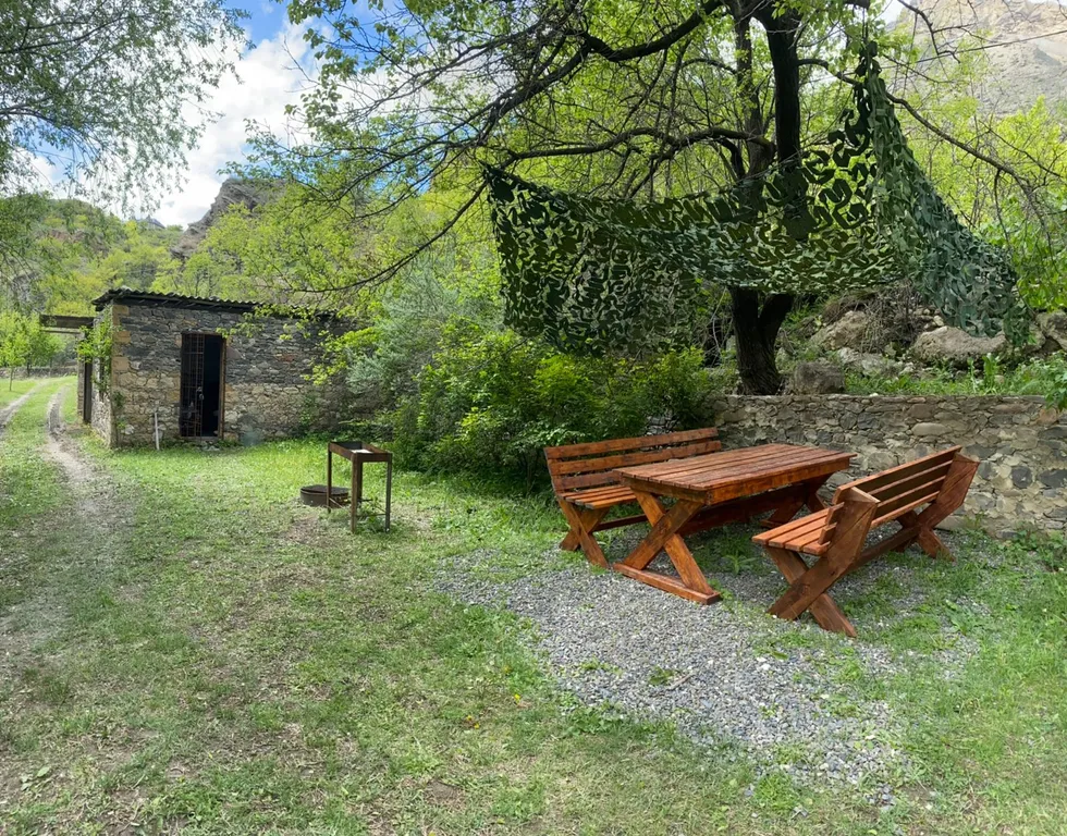 Домик на берегу реки Кара-Койсу