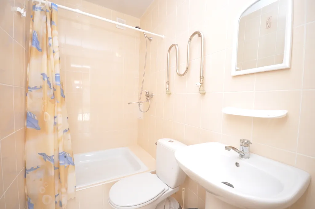 Комната с удобствами в доме с бассейном