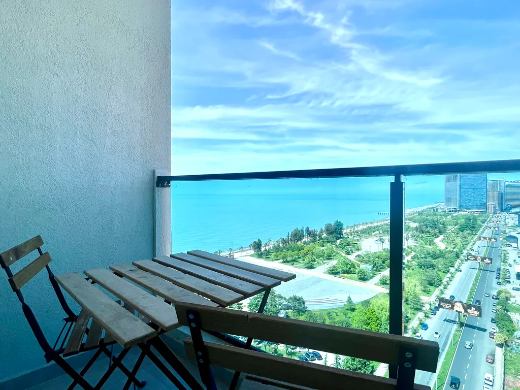 Двухкомнатный апартамент с восхитительным видом на парк и море