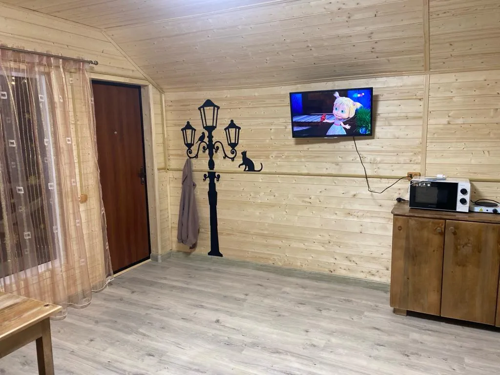 Уютный деревянный дом с великолепным видом на лес и горы