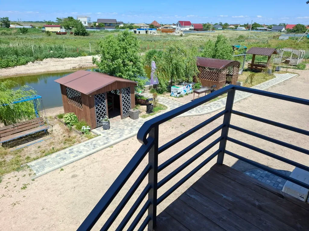 Домик у пруда рядом с Азовским морем