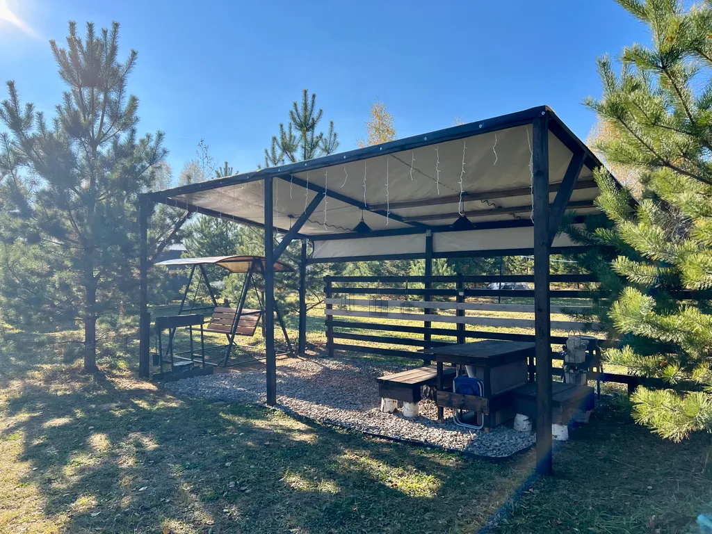 Стильный барн в соснах