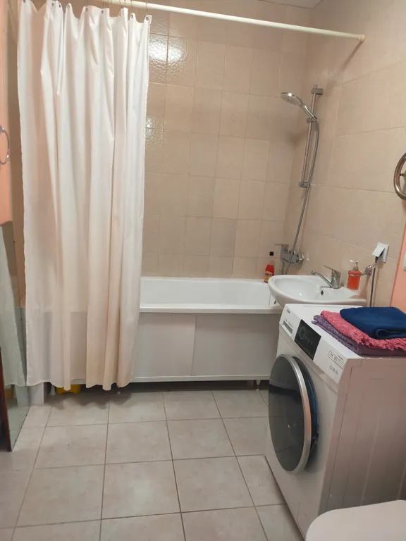 Просторная квартира с видом на пруд, с кондиционером