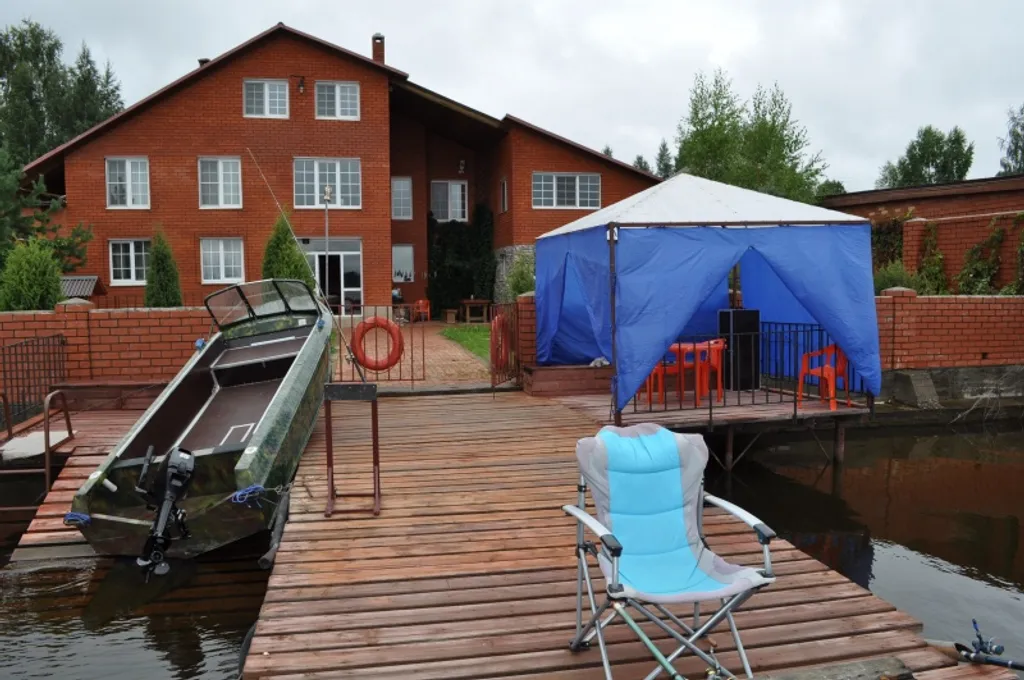 Дом-коттедж на берегу реки