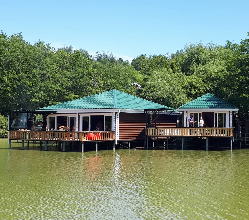 Коттеджи на озере