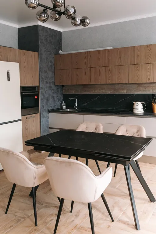 Дом с бассейном в тихом месте, недалеко от моря