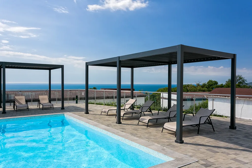 Апартаменты с двумя спальнями с бассейном на территории