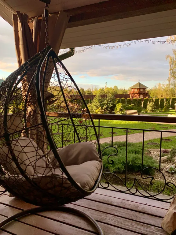 Дом у пруда