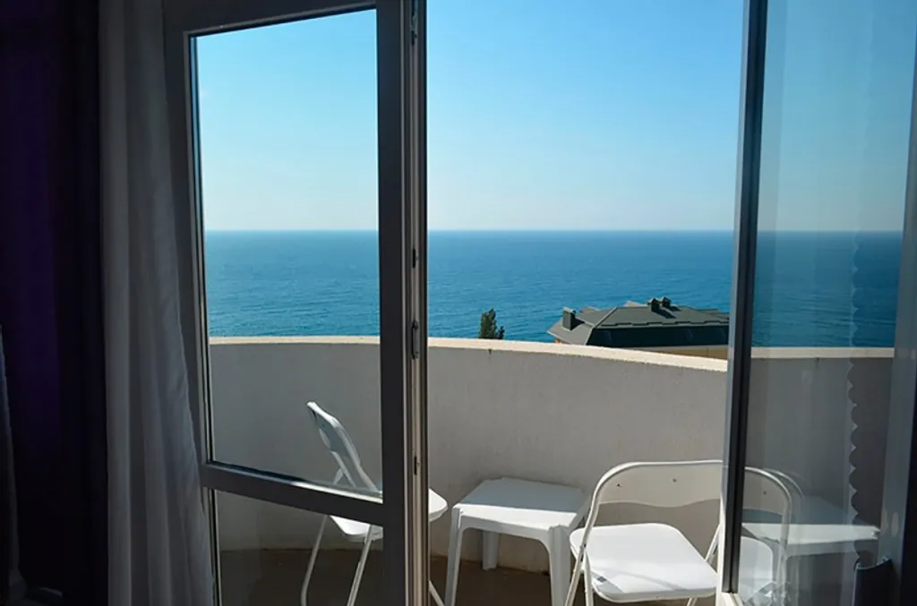 Видовая Квартира-студия на троих в Мисхоре с балконом у моря