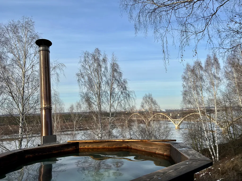 Дом с чаном на берегу реки