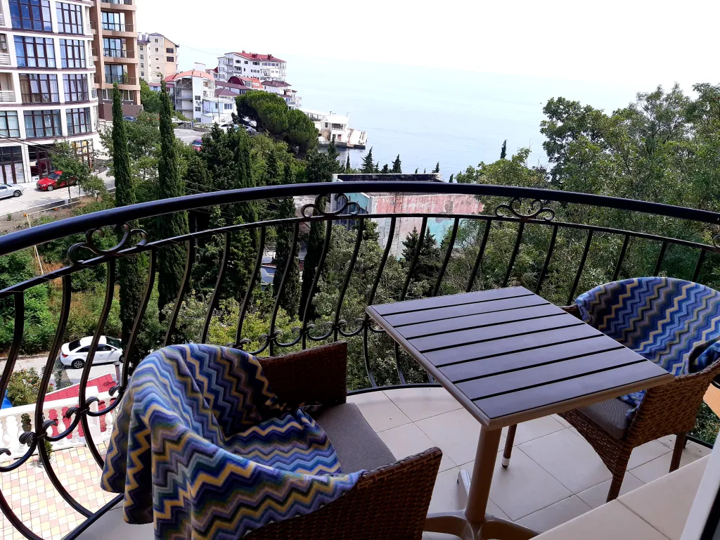 Квартира с видом на море, 50 метров от моря — аренда посуточно в Отрадное