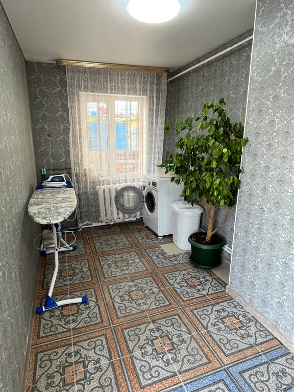 Двухэтажный дом с бассейном