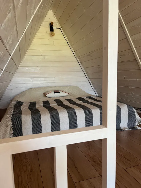 А-фрейм на берегу реки Нерль с банным чаном