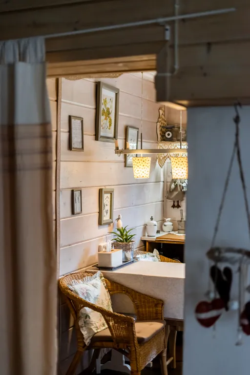 Хутор в лесу Розовый шмель