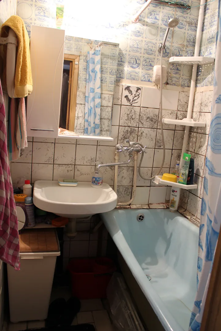 в кухне и в ванной установлена новая сантехника