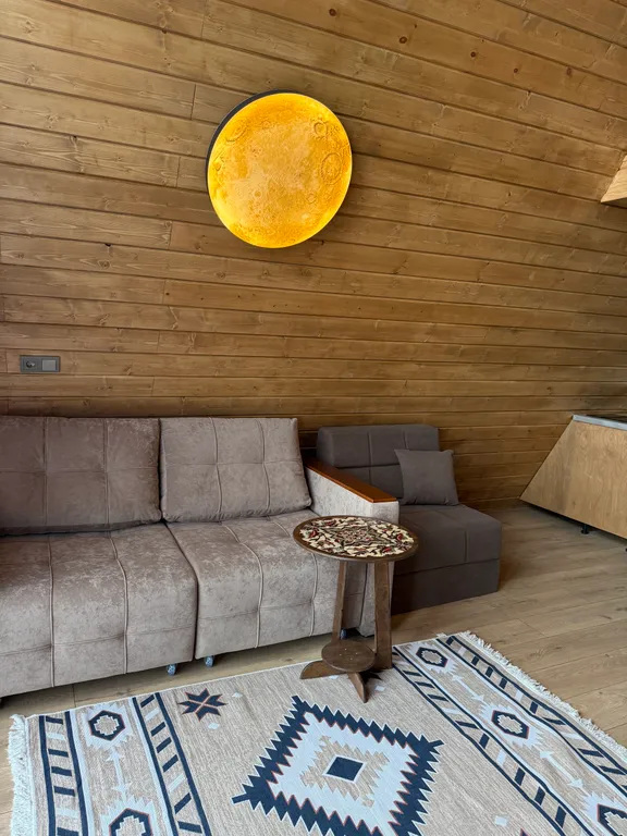 Дом-типи на берегу озера Валдайское