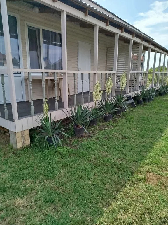 Коттедж Комфортный гостевой домик с большой верандой — Кучугуры