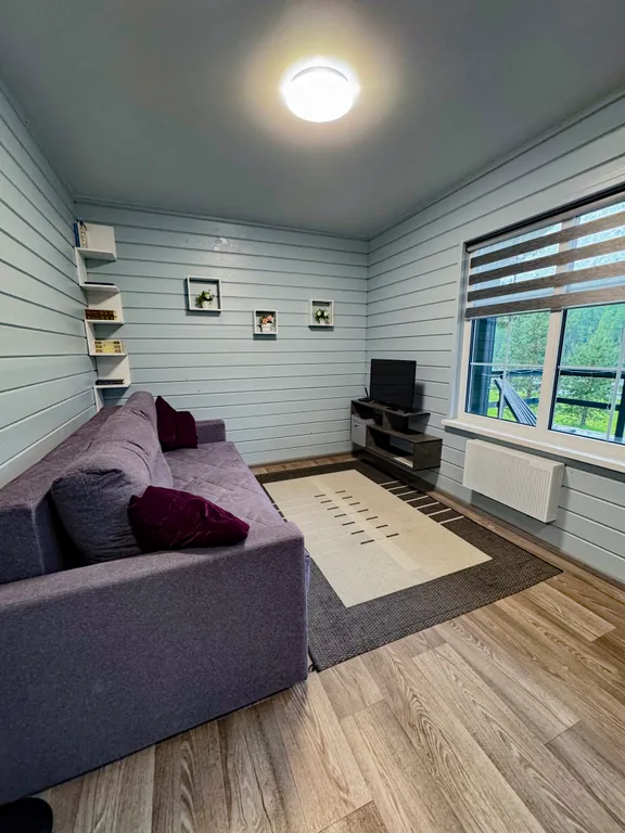 Домик на берегу реки