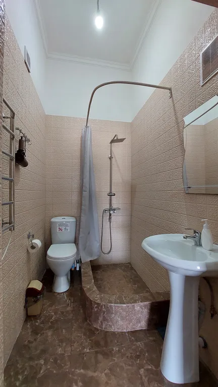 Просторный дом с большим двором в центре