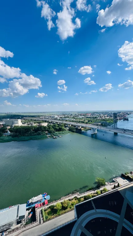 Двухкомнатная квартира с столовой на набережной с видом на Дон