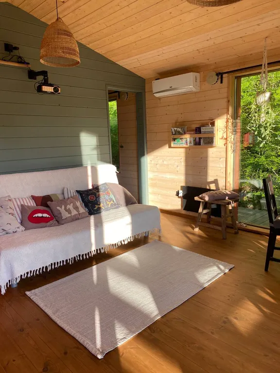 Дом на краю леса с видом на горы