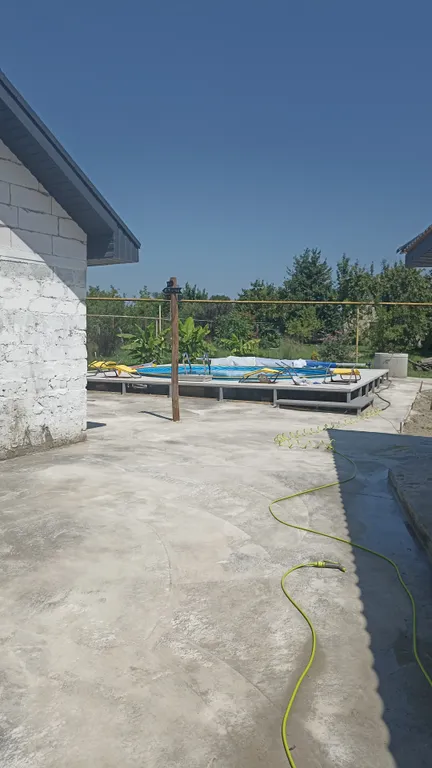 Дом у горной реки