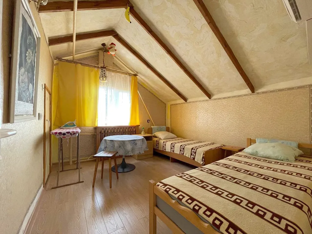 Этаж в коттедже с огромным балконом, 2 спальнями, гостиной и кухней