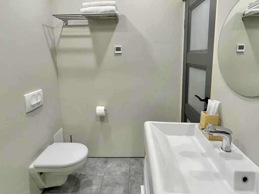 Домик в диком лесу на берегу реки