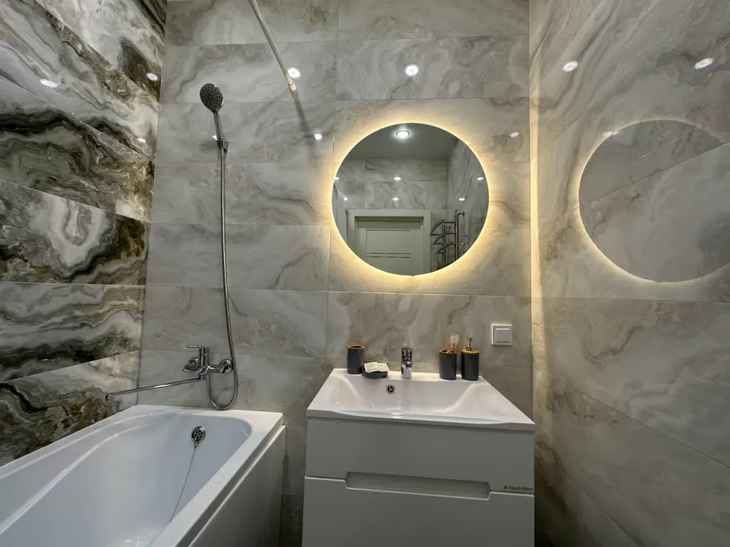 Квартира с видом на сквер и фонтан