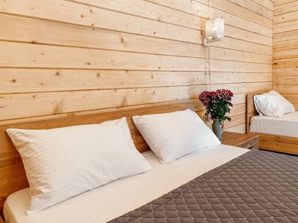 2 деревянных домика из сруба с беседкой-барбекю во одном дворе