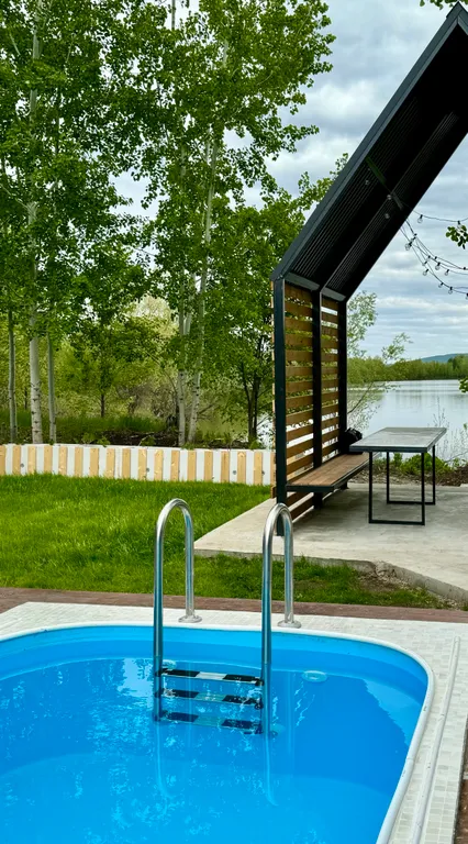 Дом с теплым бассейном на озере