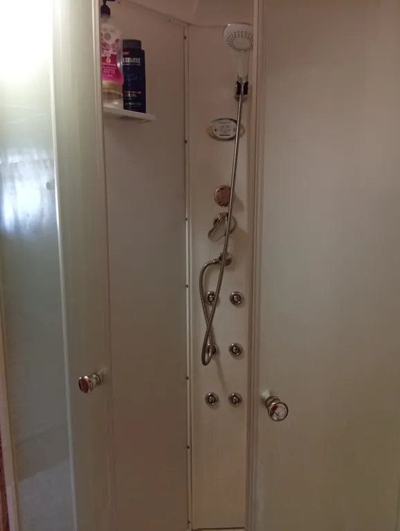 Карельский дом на берегу  озера.