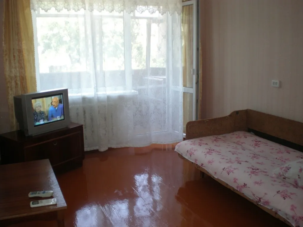 2-комнатная квартира рядом с парком Поддубного — аренда посуточно в Ейск