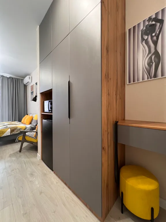 Стильная квартира-студия в яркой цветовой гамме с видом на бассейн