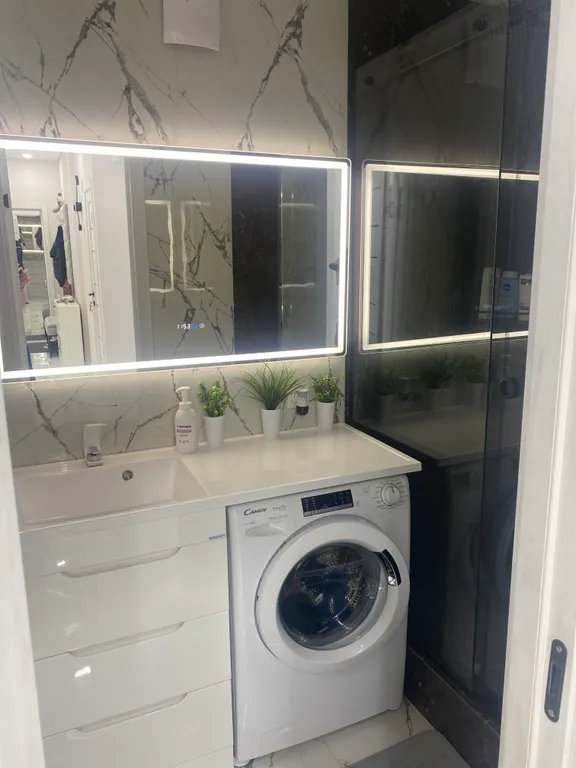 На берегу с видом на море