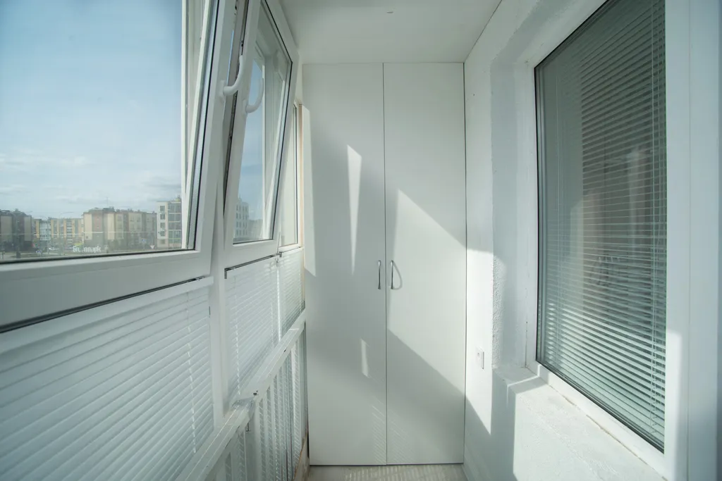 Апартаменты с современным интерьером в новом доме возле парка