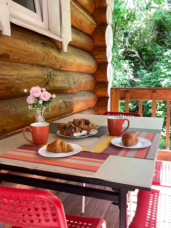 Двухкомнатный домик в 7 мин. от моря в тени деревьев с парковкой (№2)