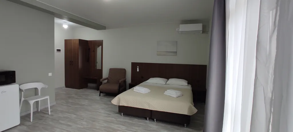 Уютная комната с видом на море