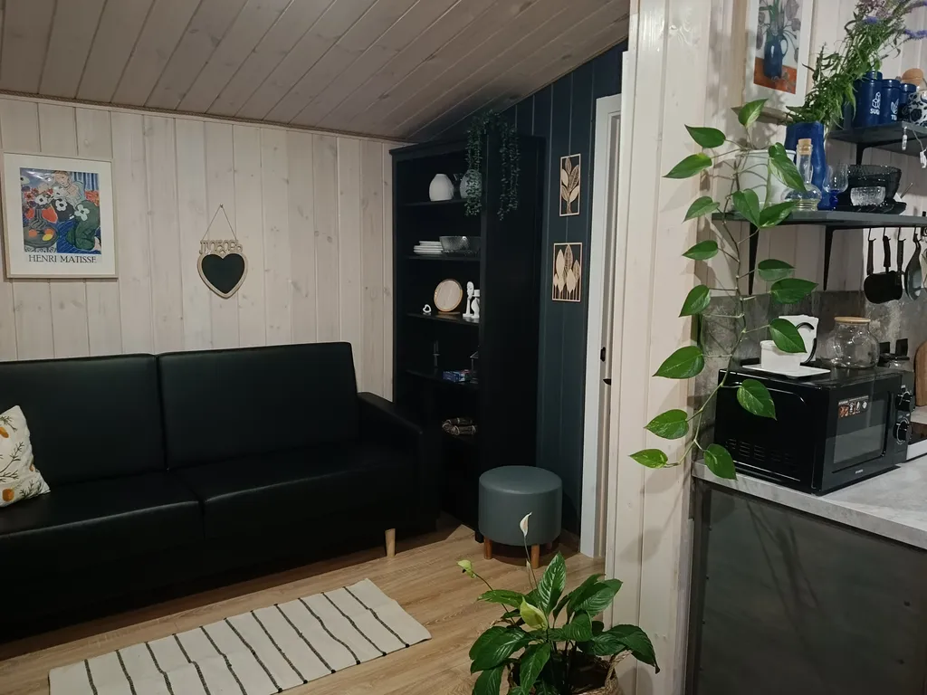 Светлый домик на опушке леса