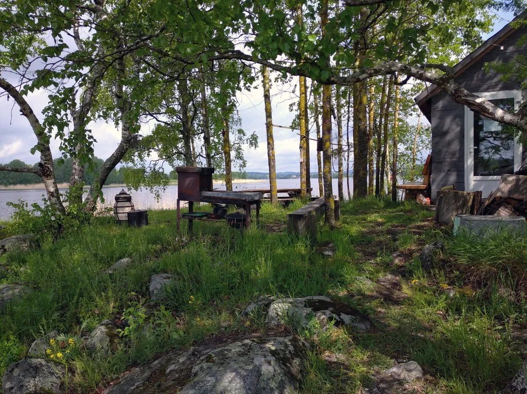 Домик на берегу озера