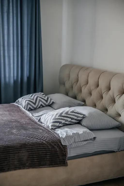 Гармония уюта: светлая студия с кроватью king size