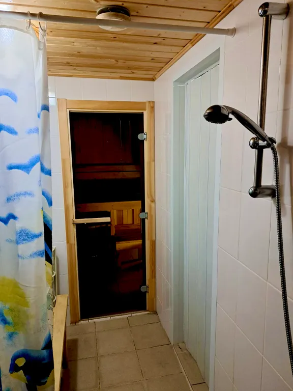 Домик цвета солнца