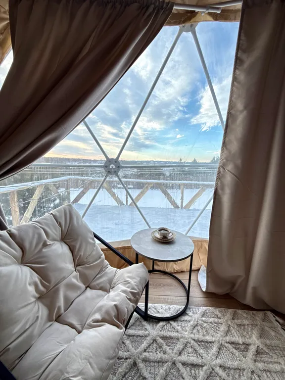 Купольный домик в окружении леса