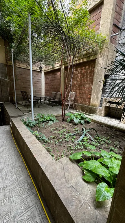 Коттедж с двориком и гаражом